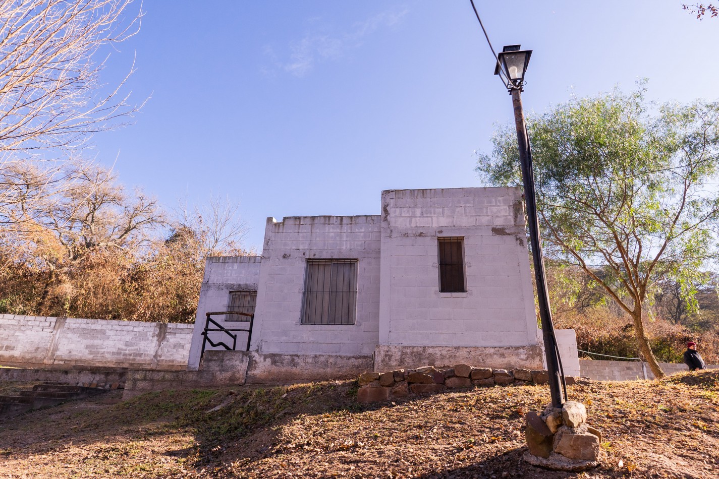 TERRENO DE 1.995m² CON TRES (3) CONSTRUCCIONES EN ZONA VIRGEN DEL CERRO (TRES CERRITOS) 