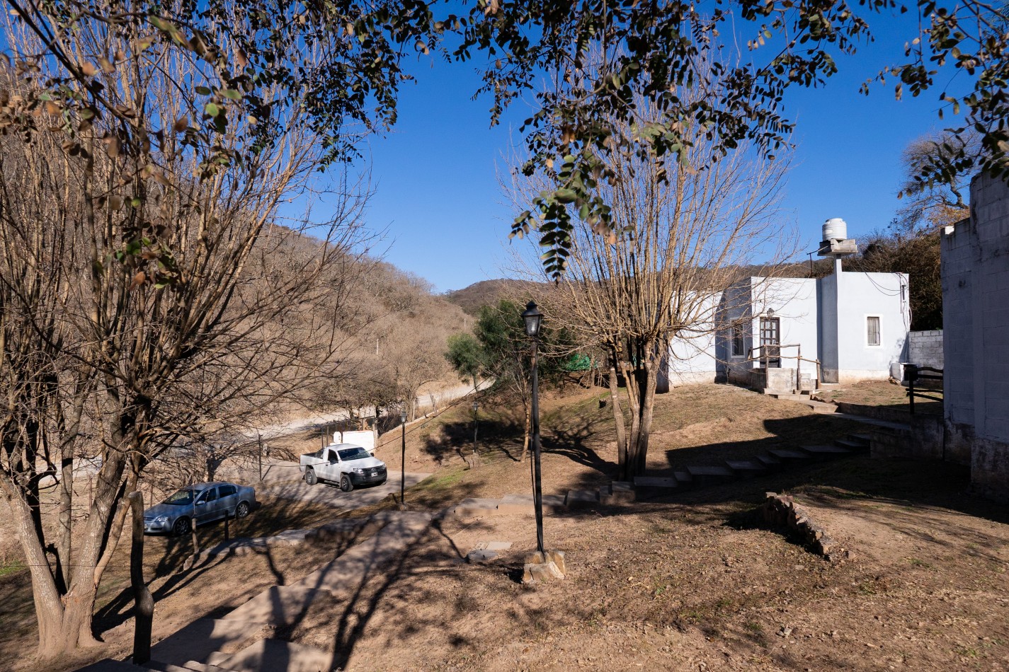 TERRENO DE 1.995m² CON TRES (3) CONSTRUCCIONES EN ZONA VIRGEN DEL CERRO (TRES CERRITOS) 